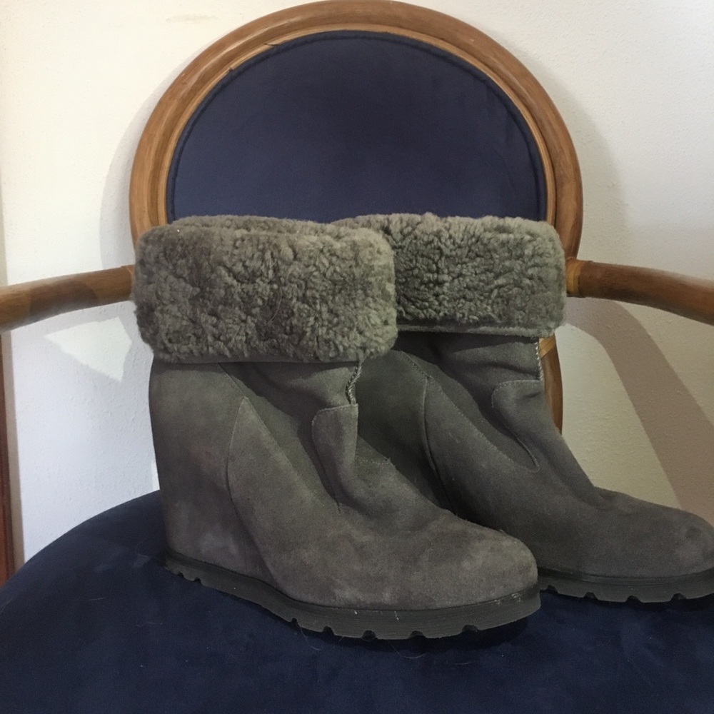 UGG 
KYRA WEDGE BOOTIE